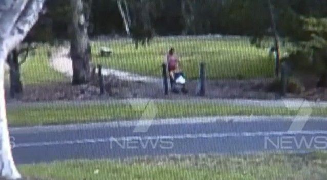 Sau đó cô trở ra cùng chiếc xe đấy mà không có cô bé đâu