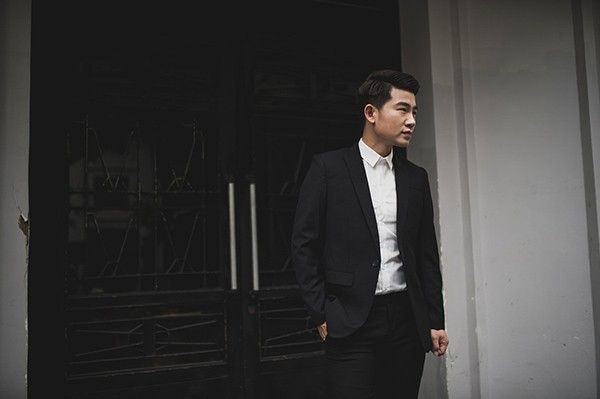 Được biết, ngay từ lúc mới chỉ nghe qua demo ca khúc, Việt Tú quyết định thuyết phục nhạc sĩ trẻ An Trịnh giao bài hát cho mình. Trong vòng tay anh được hình thành bởi lời ca mộc mạc, giản dị, giai điệu ngọt ngào đậm chất ngôn tình. Đây được dự đoán là ca khúc dễ “đốn tim” tất cả những ai chuẩn bị “ngã” vào tình yêu.