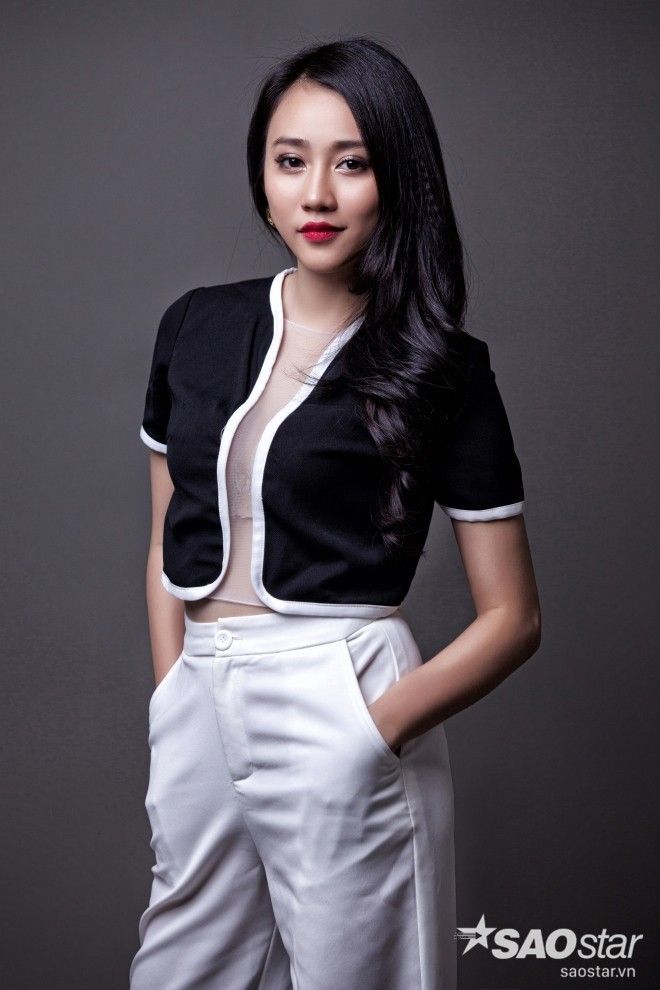 Với đường cut out ở giữa khéo léo khoe vòng 1 đã giúp Hồng Loan cosplay thành công nhân vật trong Tình yêu không có lỗi.