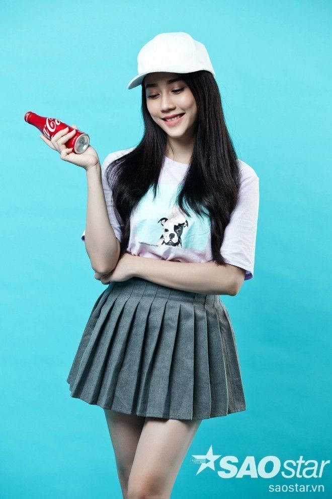 Tím pastel và mini skirt pleated sẽ là cặp bài trùng thú vị dành cho những nàng muốn khoe trọn vòng eo con kiến và đôi chân dài miên man.