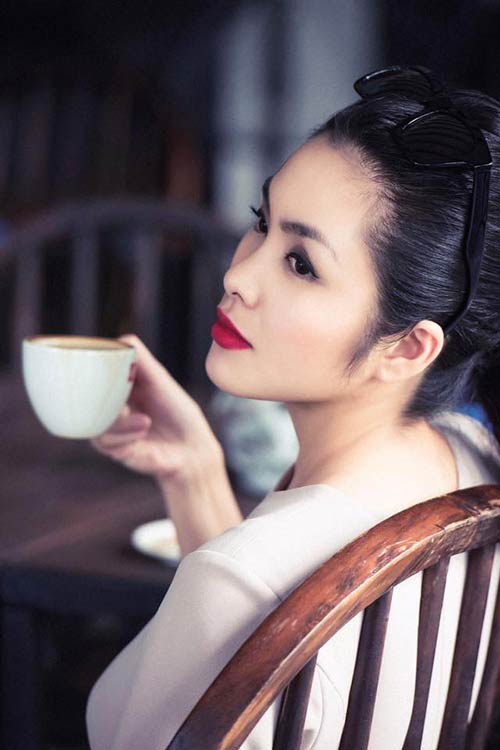 Sau nhiều năm vẻ đẹp của từng đường nét trên gương mặt cô không thay đổi nhiều.