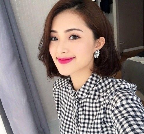 Hạ Vi sở hữu những đường nét thanh thoát và nhẹ nhàng, lông mày nhỏ nhắn với độ cong vừa phải cực trẻ trung mang lại sự tươi mới.