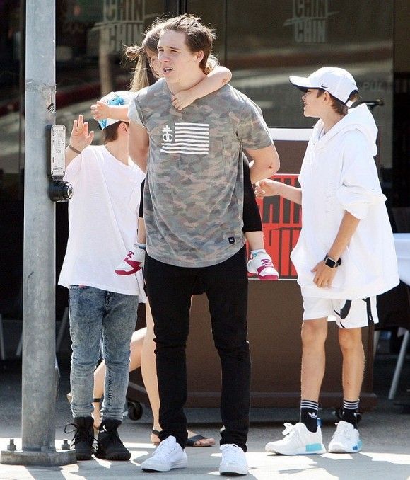 Hai cậu nhóc Romeo và Cruz vui vẻ trêu đùa nhau.