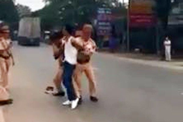 Nhóm CSGT khống chế nam thanh niên. Ảnh cắt từ clip.