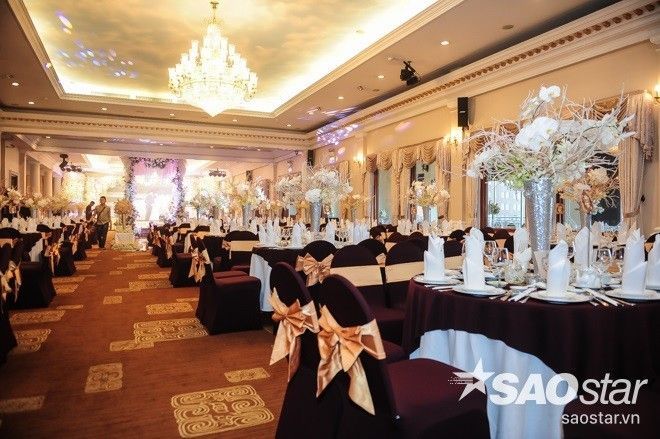 Bàn tiệc đã sẵn sàng cho giây phút trọng đại của cô dâu chú rể.