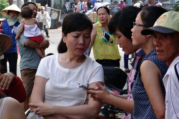 Nhiều giờ sau, người dân vẫn còn bàn tán xôn xao về vụ việc.