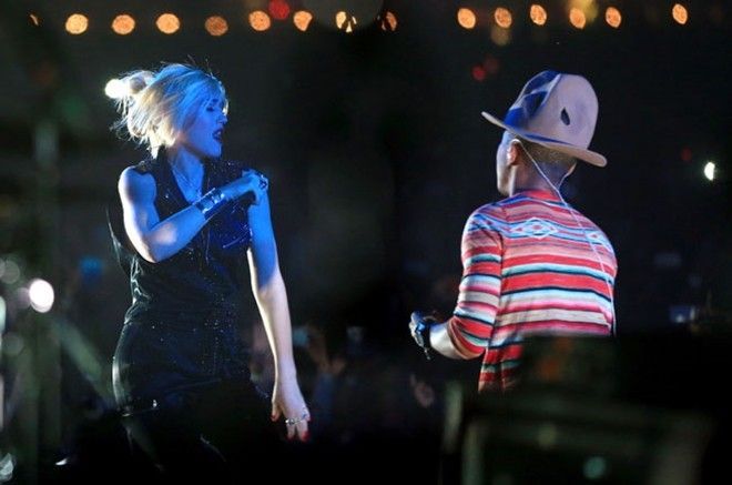 Không thua kém gì cô vợ Beyoncé của mình, JayZ mang đến lễ hội âm nhạc 2014 dàn khách mời hùng hậu: Diplo, Snoop Dogg, Tyler, Nelly và đặc biệt là màn song ca smash solo 'Hollaback Girl' với nữ huấn luyện viên The Voice Mỹ Gwen Stefani. 