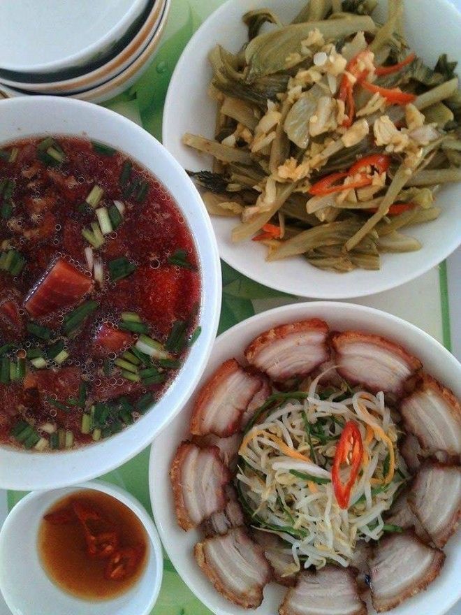 50K: Canh củ dền nấu thịt nạc (1 lạng thịt nạc 10k, 2 củ dền 5k) ba chỉ (30k) Dưa cải xào tỏi ớt (3k) Dưa giá (2k)