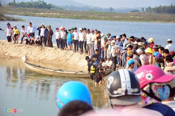 Người dân tập trung rất đông xem cơ quan chức năng cứu hộ. 