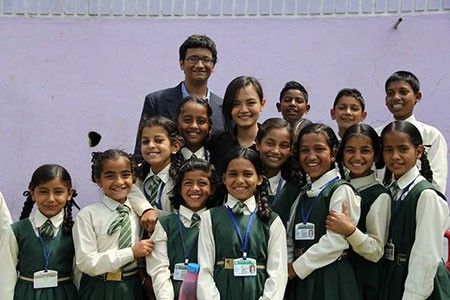 An tại trường tiểu học Gangolihat, Ấn Độ trong dự án đầu tiên của International Catalysts for Empowerment do em đồng sáng lập.