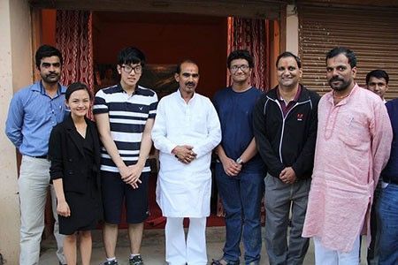 Tường An chụp cùng thượng nghị sỹ Ajay Tamta tại Quốc hội Ấn Độ.