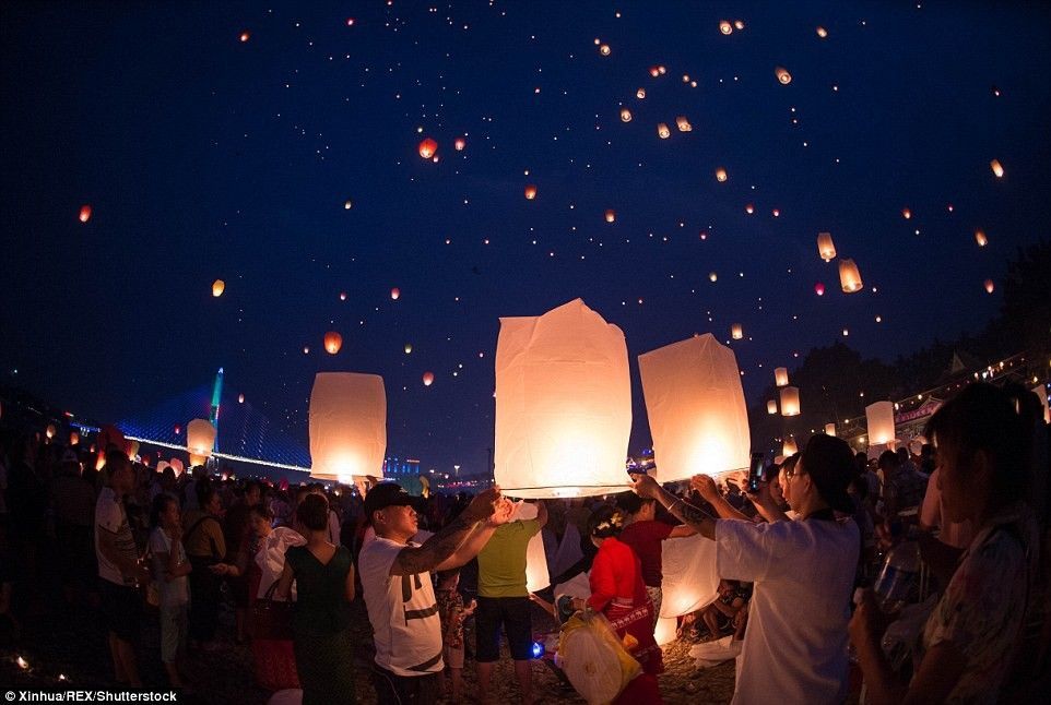Hàng ngàn chiếc đèn được thả lên bầu trời Vân Nam