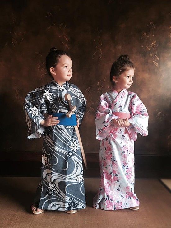 Nhìn cặp song sinh của Hồng Nhung giống như hoàng tử - công chúa ở xứ sở hoa anh đào.