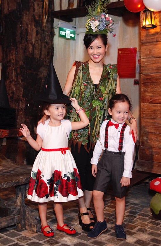 Trước đó ít ngày, Hồng Nhung đã tổ chức tiệc sinh nhật 4 tuổi cho cặp song sinh của mình.