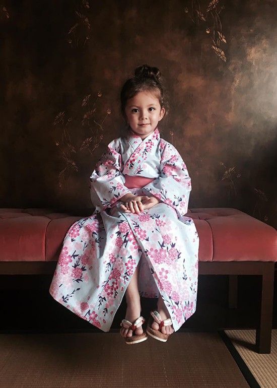 Trong khi đó, bé Tép lại ngồi im trên ghế tạo dáng dịu dàng.