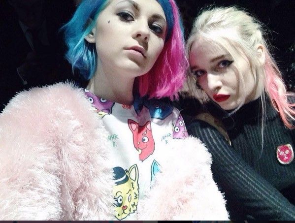 Cô đích thực là một fan cuồng của loài vật nhỏ nhắn này, ngay cả khi lựa chọn đồ cô cũng ưu tiên những mẫu áo in hình mèo ngộ nghĩnh.