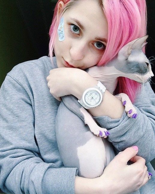 Màu tóc nổi khiến chủ nhân phải mất nhiều thời gian và chăm sóc kỹ lưỡng, việc lựa chọn dầu gội phù hợp cũng là điều quan trọng giúp giữ bền màu tóc. Nếu muốn nhuộm những tông màu nổi, bạn được khuyên nên tẩy tóc để có thể đạt hiệu quả tốt nhất. 