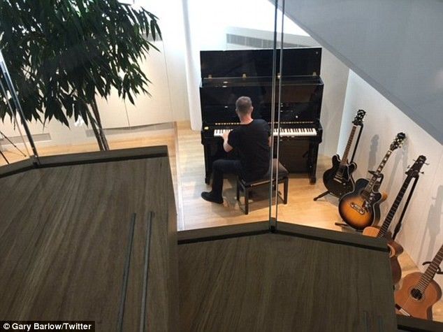 Instagram của Barlow: 'Hôm nay ngập tràn trong âm nhạc'.