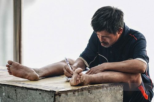 Buổi chiều tháng 4, khi mẹ đang vất vả bán từng ly nước giữa cái nóng oi ả đầu hè thì anh Tiến vô tư ngồi ghếch chân nghịch ngợm lung tung.