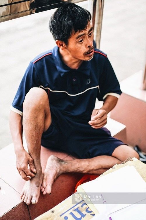 Đi chơi mỏi chân, ông Tiến lại ngồi một chỗ ngơ ngác nhìn mọi người xung quanh.