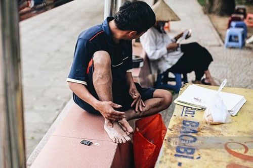 Bà Nhẫn nói việc gì bà có thể tự làm thì sẽ không để con cái phải lo. "Quần áo của tôi, tôi giặt còn của thằng Tiến thì nó tự lo lấy. Bấy lâu nay tôi vẫn vậy, việc của mình thì luôn cố tự lo cho tốt".