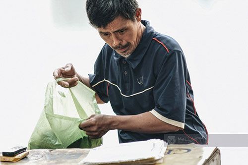 Khi chiều muộn, ông Tiến mới quay lại giúp mẹ dọn dẹp đồ đạc.