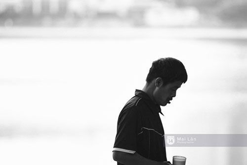 Chốc chốc lại vụt chạy biến đi đâu đó về một góc bên kia hồ Giảng Võ.