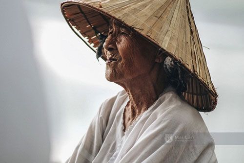 Bà Nhẫn kể cho chúng tôi nghe về cuộc đời bà, ánh mắt nhìn xa xăm.