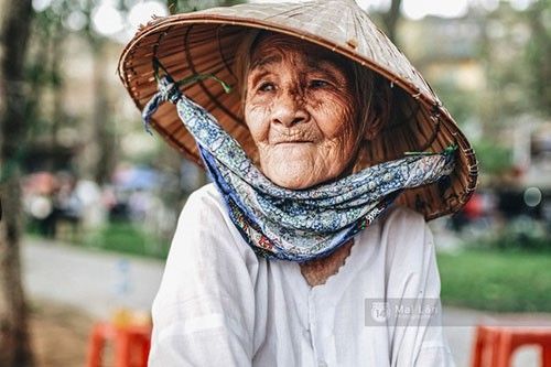 Bà Nhẫn có gương mặt hằn lên nhiều nếp nhăn, một bên mắt đã mù vì bị bệnh viêm nội thống và mắt bên kia cũng sắp lòa vì bệnh đục thủy tinh thể.