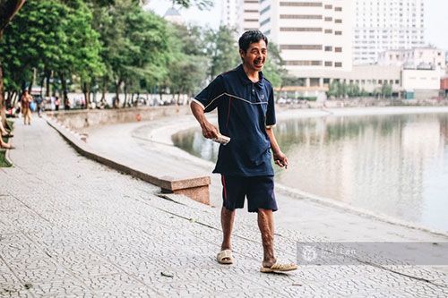 Trong khi cậu con trai đang đi tha thẩn xung quanh hồ.