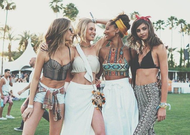 Tâm điểm của Coachella năm nay chính là dàn "thiên thần" mới của Victoria's Secret. Mỗi cô nàng đều gây ấn tượng đặc biệt với phong cách siêu sexy và cuốn hút.