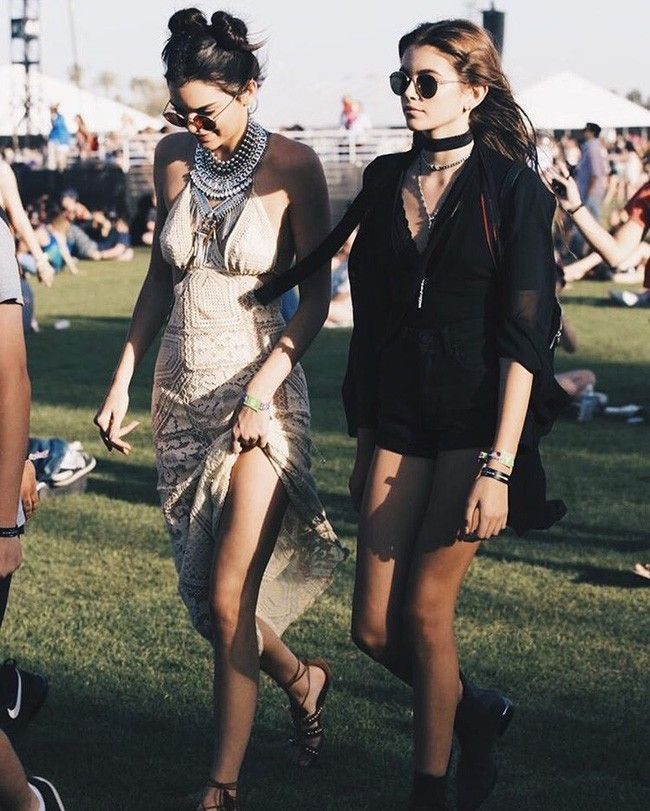 Kendall Jenner xuất hiện với váy maxi ren yểu điệu kết hợp với vòng cổ statement và kiểu tóc búi Natra nhí nhảnh.