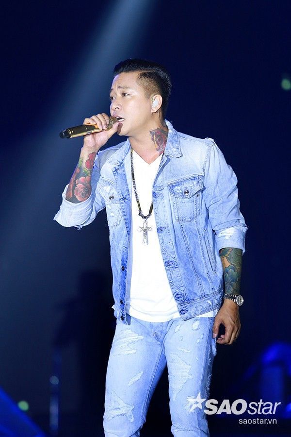 Nam ca sĩ không quên mang đến những ca khúc đình đám được mọi người yêu mến.