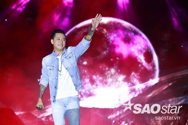 Vừa trở về sau chuyến lưu diễn châu Âu, Tuấn Hưng nhận được sự cổ vũ rất lớn của khán giả yêu nhạc.