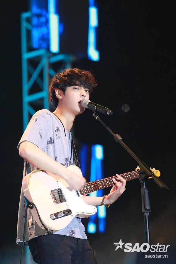 Anh chàng xuất hiện với nụ cười tươi và mái tóc xù quen thuộc làm cho hàng trăm fan hâm mộ Việt Nam đứng ngồi không yên.