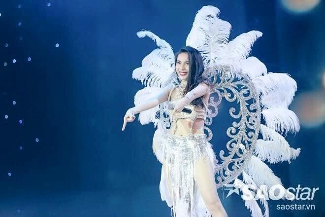 Thủy Tiên vô cùng xinh đẹp, quyến rũ bên đôi cánh lộng lẫy trên sân khấu Chung kết Bước nhảy hoàn vũ 2016 vừa qua.