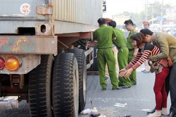 Người bố đã không may đánh xe cán chết chính con gái của mình khi cháu chơi gần xe tải. (Ảnh minh họa)