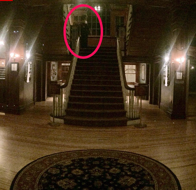 Một người phụ nữ trong trang phục cầu kỳ đứng cạnh một đứa trẻ trên cầu thang trong khách sạn Stanley. Ảnh: Henry Yau/Instagram