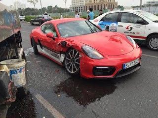 Porsche Cayman hàng tỉ đồng bể nát sau cú drift thất bại khi tông thẳng vào xe bồn chứa nước.