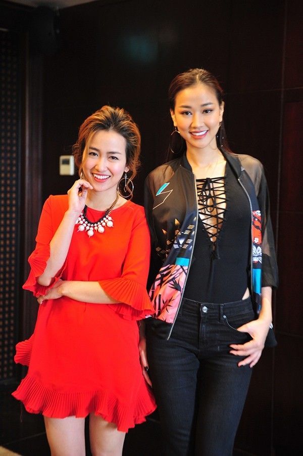 Hai người đẹp không quên đọ sắc cùng nhau.