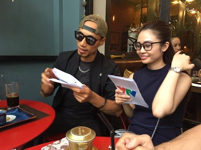 Phạm Anh Khoa cùng MC Thùy Linh tích cực xem lại kịch bản cũng như chuẩn bị những màn tung hứng để buổi lễ trao giải diễn ra được sang trọng, ấm áp và chuyên nghiệp nhất có thể.