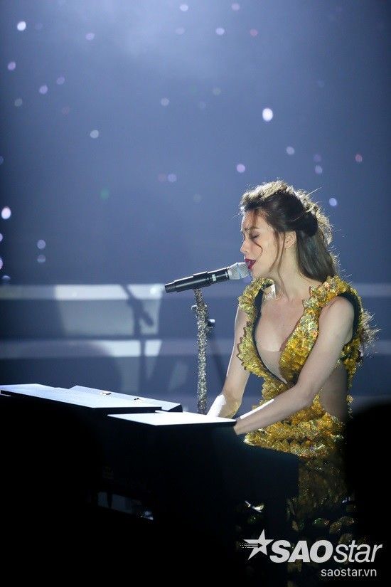 Hồ Ngọc Hà đánh đàn piano cùng những ca khúc như 'rót buồn vào tim' khán giả.