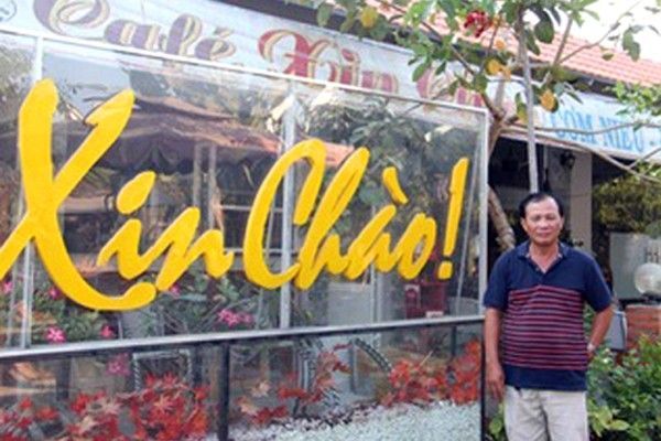 Ông Nguyễn Văn Tấn, chủ quán “Xin Chào” bị Công an huyện Bình Chánh khởi tố do chậm làm đăng ký kinh doanh.