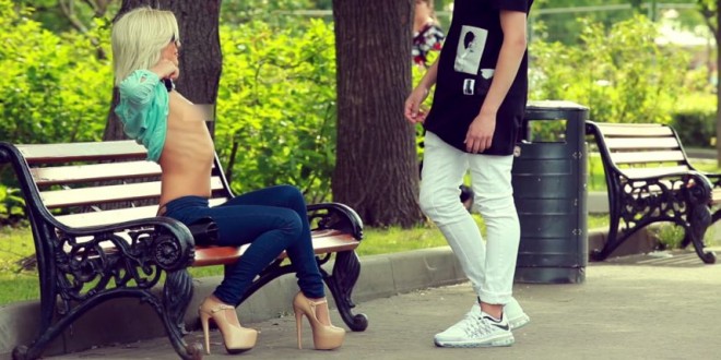 co gai- xem nguc- lay tien