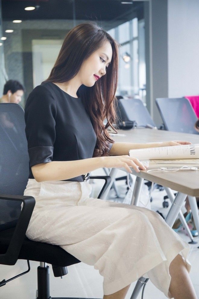 Ngày thứ hai bận rộn với những cuộc họp quan trọng với đối tác. Lựa chọn set đồ đen - trắng khiến hình ảnh của bạn trở nên chuyên nghiệp và thu hút. 