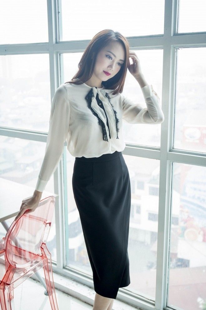 Bộ đôi đen trắng luôn có những biến tấu đa dạng và nhiều cách kết hợp để luôn mới khi đến văn phòng.