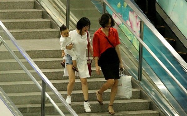 Sự nghiệp đang thăng hoa đắt show quảng cáo và event nhưng Vy Oanh đột ngột sang Mỹ lập gia đình sinh em bé. Sau gần 2 năm im ắng, đây là lần hiếm hoi Vy Oanh đưa con trai về Việt Nam.