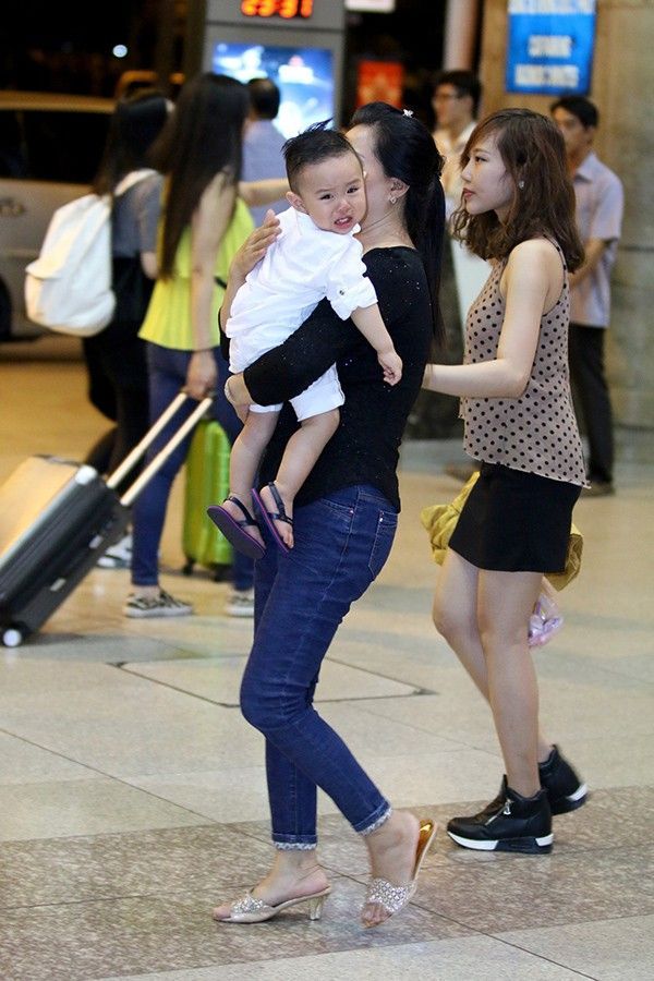 Trong lúc mẹ Vy Oanh giao lưu với fan thì bé Voi được người thân ra đón hai mẹ con bế.
