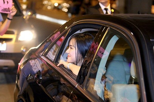 Cô không quên nhìn ra cửa xe cảm ơn các fan.