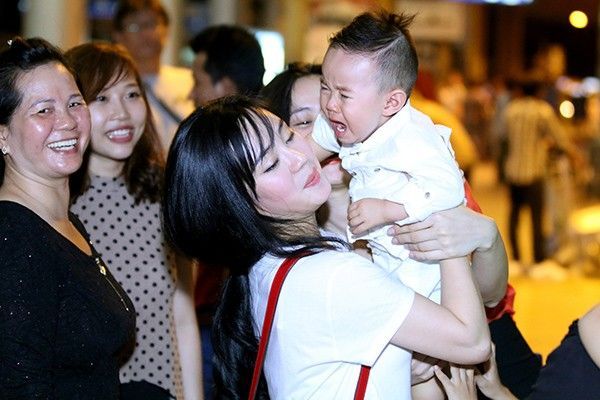 Nữ ca sĩ phải quay lại dỗ dành con trai.